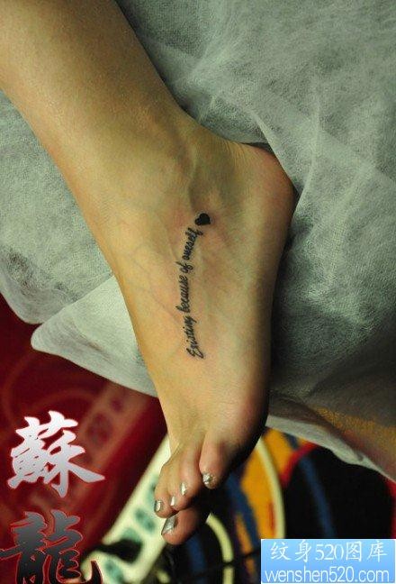 点击大图看下一张：女人脚背唯美流行的字母纹身图片
