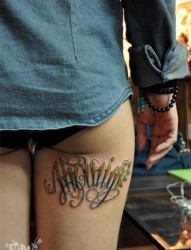 性感的美女腿部好看的花体英文字母纹身图片