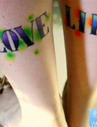 女人腿部好看的彩色字母纹身图片