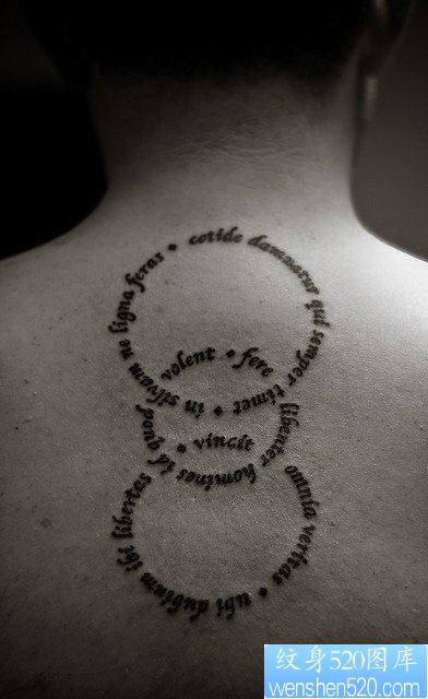 点击大图看下一张：背部流行精美的哥特字母纹身图片
