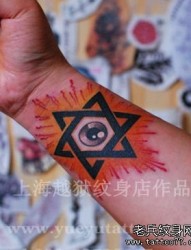 男性手臂一张六芒星与眼睛纹身图片