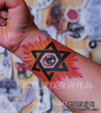 点击大图看下一张：男性手臂一张六芒星与眼睛纹身图片