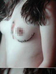 让男性喷血的女人胸部字母纹身图片