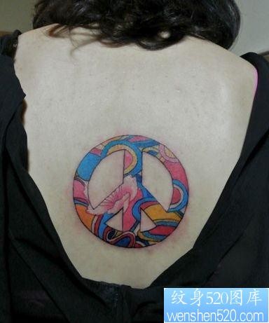 点击大图看下一张：女人背部好看的彩色反战符号纹身图片