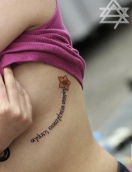 女孩子胸部好看的花体英文字母纹身图片