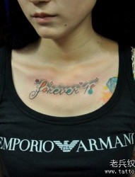 女人胸部漂亮的英文字母纹身图片