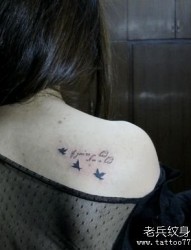 女人肩背英文字母与小鸟纹身图片