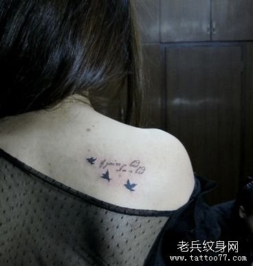 点击大图看下一张：女人肩背英文字母与小鸟纹身图片