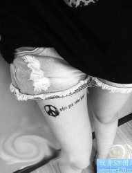女孩子腿部反战符号与字母纹身图片