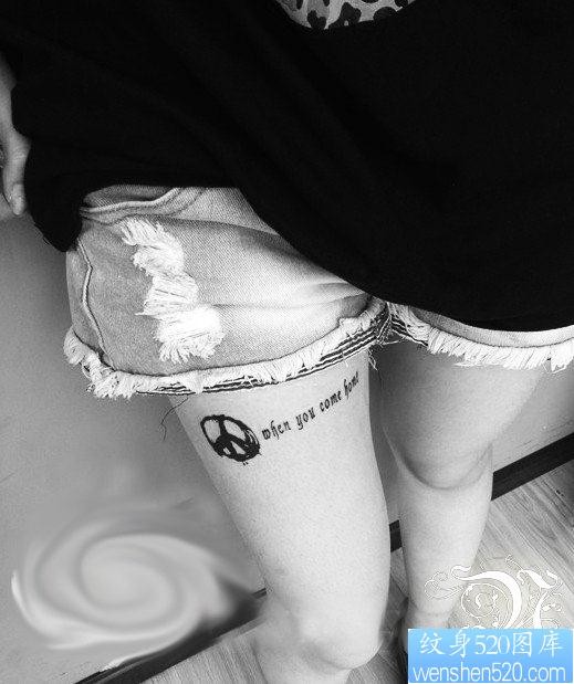 点击大图看下一张：女孩子腿部反战符号与字母纹身图片