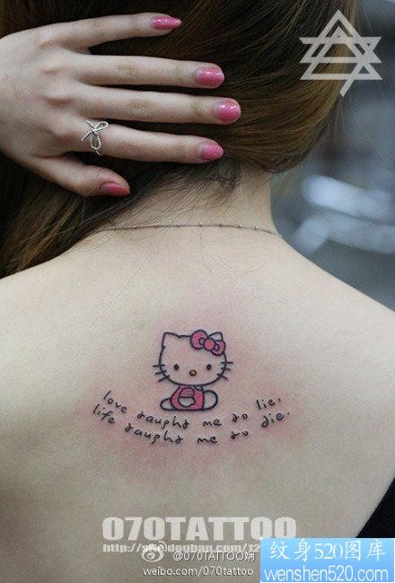 点击大图看下一张：唯美的女人背部猫咪与字母纹身图片