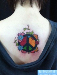 女人手臂内侧彩虹五角星纹身图片