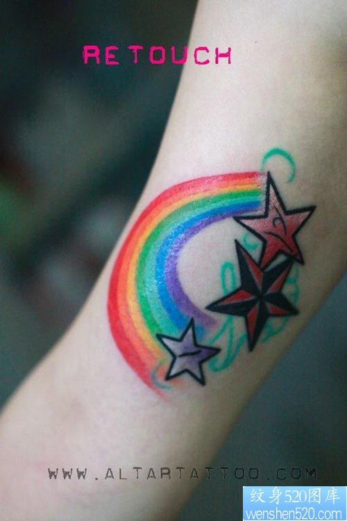 点击大图看下一张：女人手臂内侧彩虹五角星纹身图片