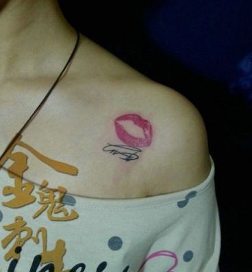 点击大图看下一张：女孩子肩部时尚的唇印字母纹身图片