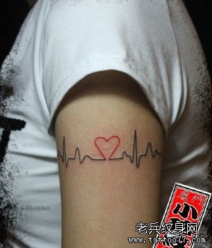点击大图看下一张：女人手臂一张心电图与爱心纹身图片