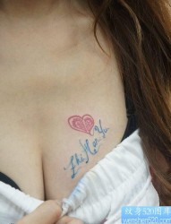 女孩子胸部一张彩色花体英文字母纹身图片