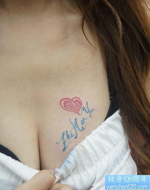 点击大图看下一张：女孩子胸部一张彩色花体英文字母纹身图片