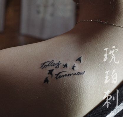 点击大图看下一张：女孩子肩部好看的小鸟字母纹身图片