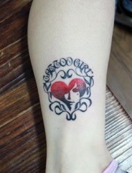 美女腿部好看的爱心字母纹身图片