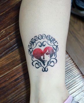 点击大图看下一张：美女腿部好看的爱心字母纹身图片