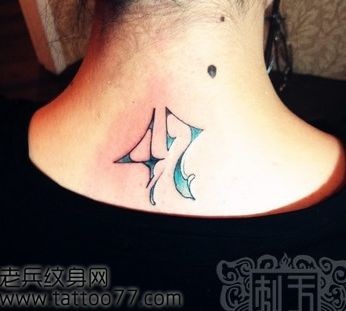 点击大图看下一张:美女背部另类唯美的数字纹身图片