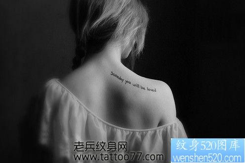 点击大图看下一张：经典流行的美女肩部字母纹身图片