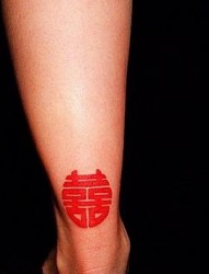文字纹身图片：腿部彩色图腾双喜文字纹身图案