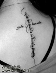 美女颈部流行的英文字母纹身图片