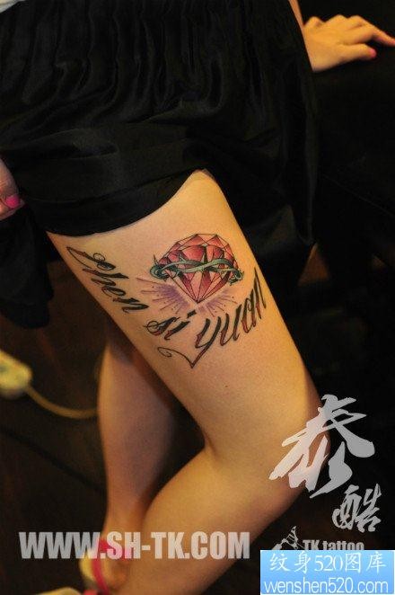 点击大图看下一张：美女大腿处精美时尚的钻石与字母纹身图片