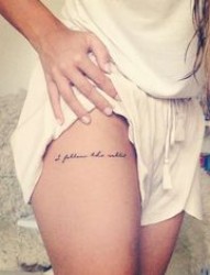 女孩腿部漂亮的英文字母纹身