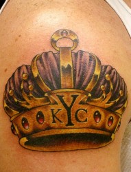 手臂上帅气的皇冠字母纹身