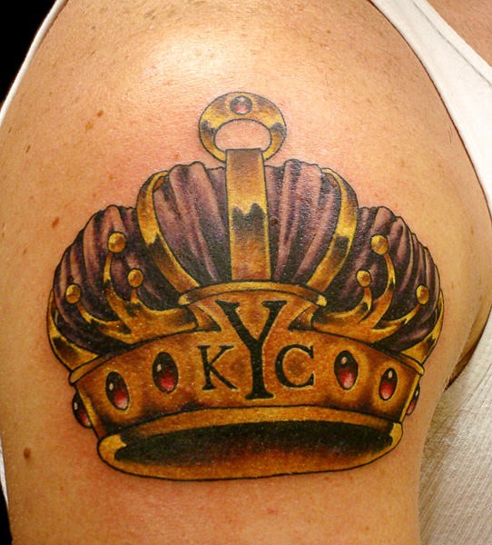 点击大图看下一张：手臂上帅气的皇冠字母纹身