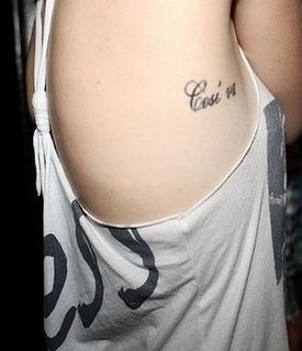 点击大图看下一张:美女肋部性感清新的英文刺青图6