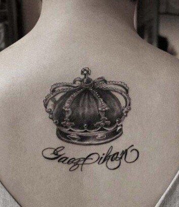 点击大图看下一张：背部时尚个性的皇冠英文纹身图3