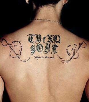 点击大图看下一张:金在中背部时尚的字母刺青图4