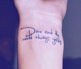 点击大图看下一张：手腕小小的字母英文刺青图9