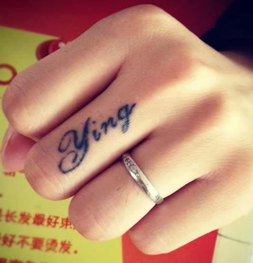 点击大图看下一张：手指上特别清新小巧的英文刺青图2