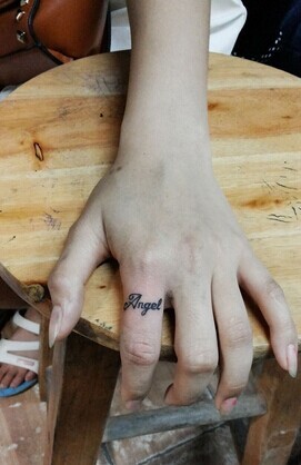 点击大图看下一张：手指上特别清新小巧的英文刺青图5