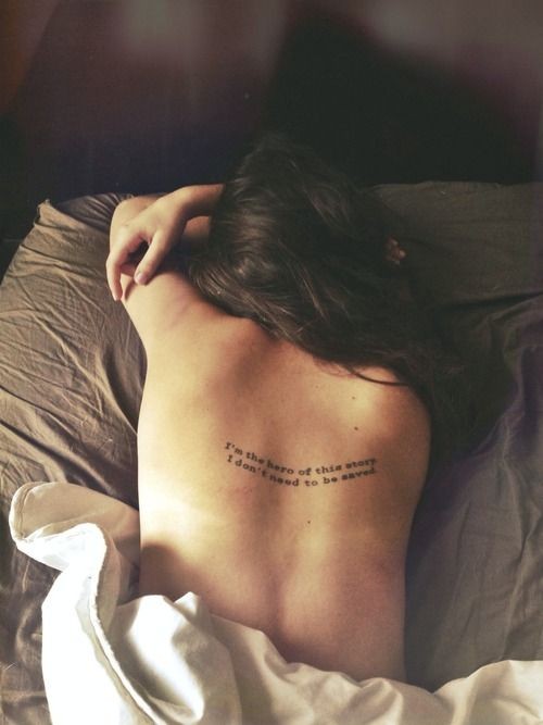 点击大图看下一张：女性背部唯美的字母纹身图案
