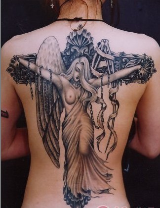 点击大图看下一张：被束缚在十字架上的天使后背纹身图案