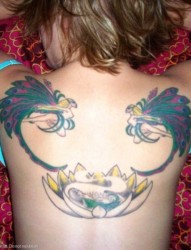 平纹纹身个性女生后背纹身图片