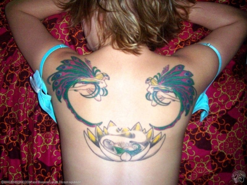 点击大图看下一张：平纹纹身个性女生后背纹身图片