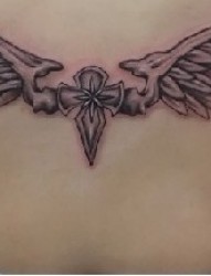 背部黑色翅膀纹身图案纹身