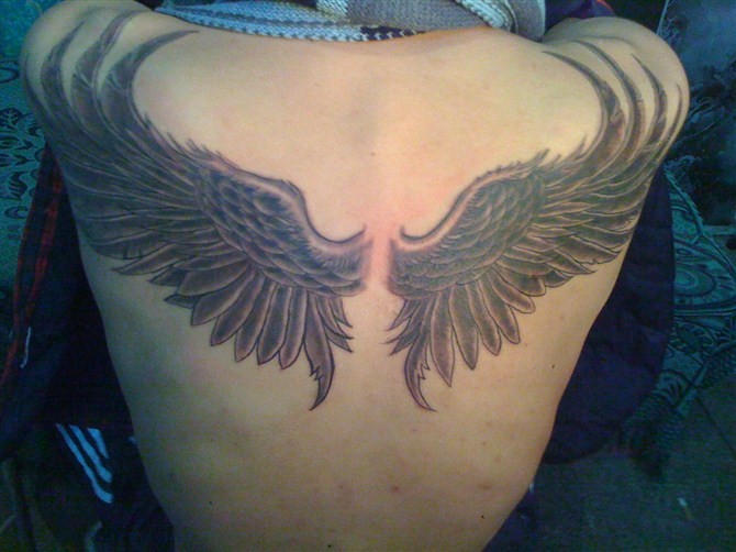 点击大图看下一张：背部黑色翅膀纹身图案纹身