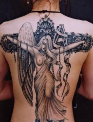 背部十字架上的天使纹身