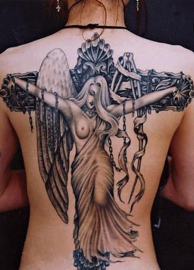 点击大图看下一张：背部十字架上的天使纹身