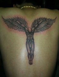 男士背部唯美的守护天使纹身图案