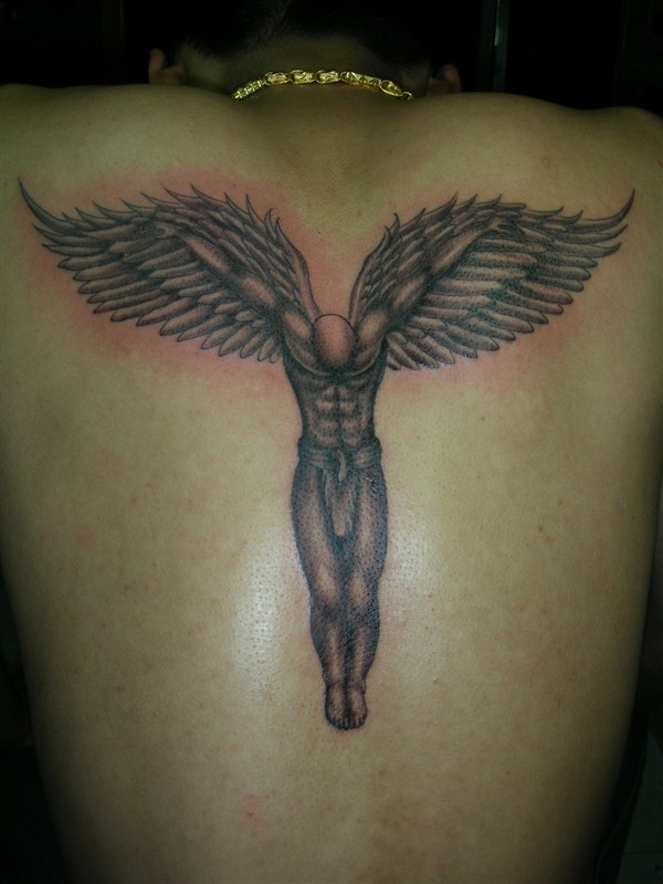 点击大图看下一张：男士背部唯美的守护天使纹身图案