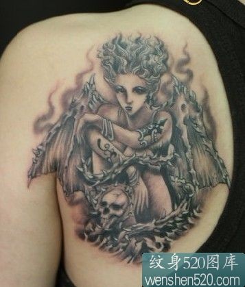 点击大图看下一张：后肩部骷髅和女天使纹身