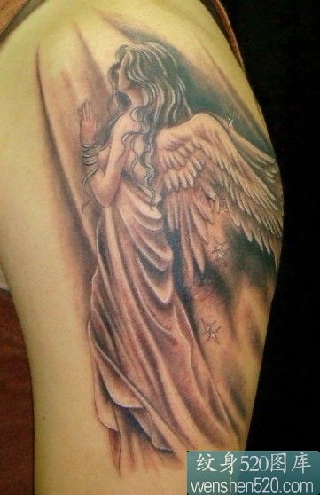 点击大图看下一张：手臂上的小女孩天使纹身